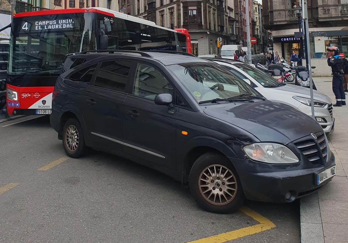 Atasco por un coche mal aparcado en Gijón El Comercio Diario de Asturias